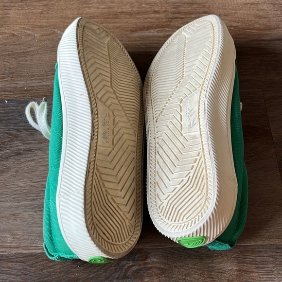 Cariuma SZ 8 green canvas sneaker.  Preowned in great condition. - Picture 6 of 6